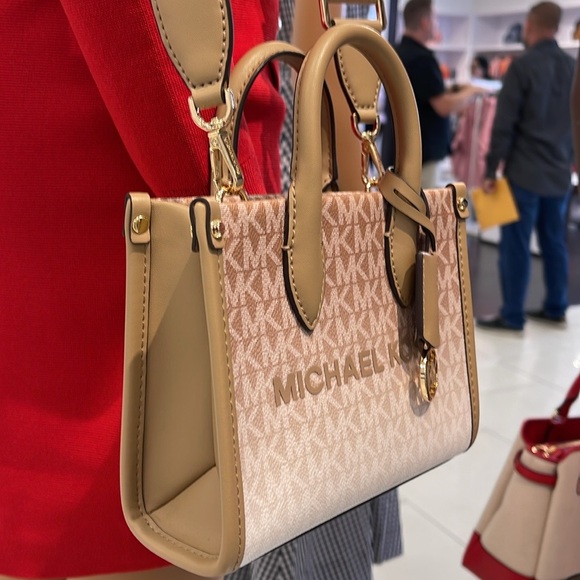 Michael Kors Mirella Extra-Small Ombré Logo Crossbody XBODY Shopper
Camel 
NWT - Picture 15 of 16